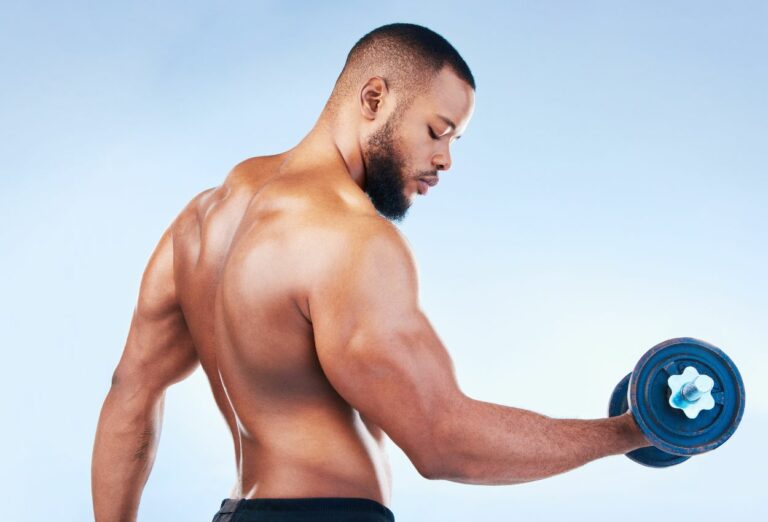 Prise de muscles : les avantages surprenants des poids légers révélés !