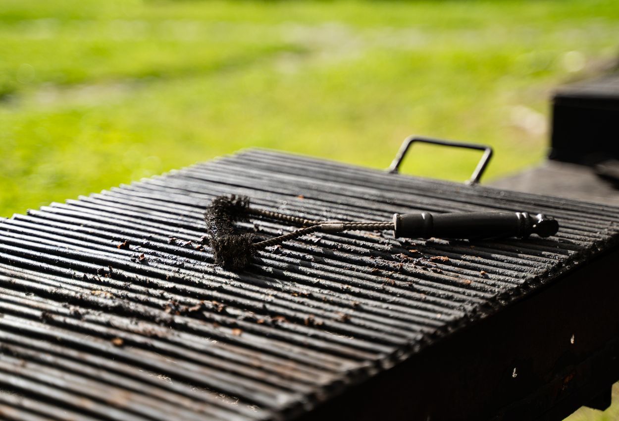 Nettoyez vos grilles de barbecue avec ces astuces naturelles